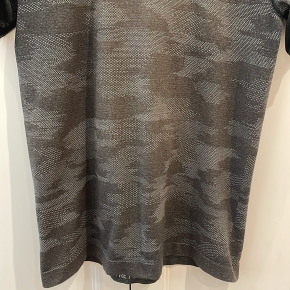 Lululemon Men’s Camo Print Short Sleeve Shirt—Great!!  Excellent Condition!! M - Picture 3 of 7